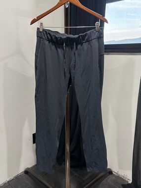 Lululemon On The Fly Pant 27.5” navy bluesize 8